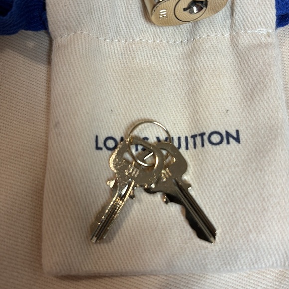 Brand new! Louis Vuitton gold lock and key #311 with pouch - Picture 5 of 5